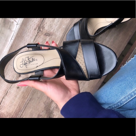 Black heels - Picture 2 of 2